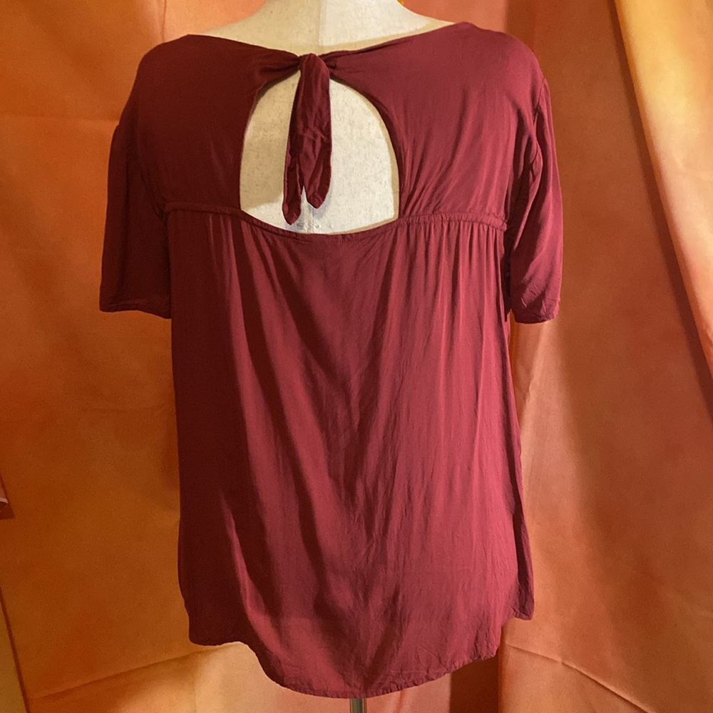 Torrid size 1 (14/16) short sleeve top, burgundy, tie in back